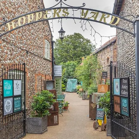 Lion Cottage Holt  Exterior photo